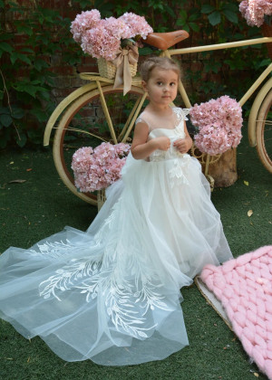 Ivory Lace Tulle Stunning Flower Girl Dress With Detachable Train